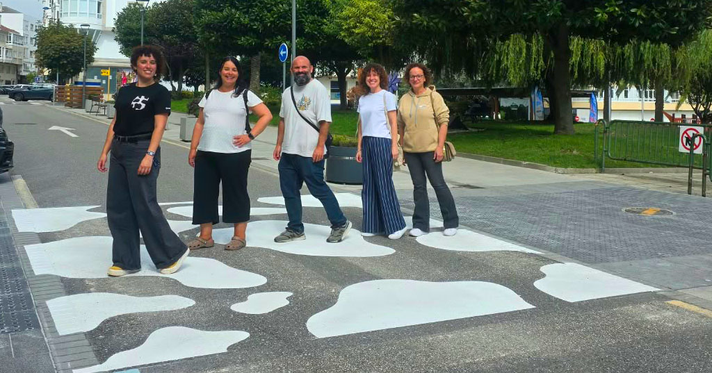 Representantes de Casa Grande de Xanceda y el Concello de Burela cruzan el Paso de Vaca