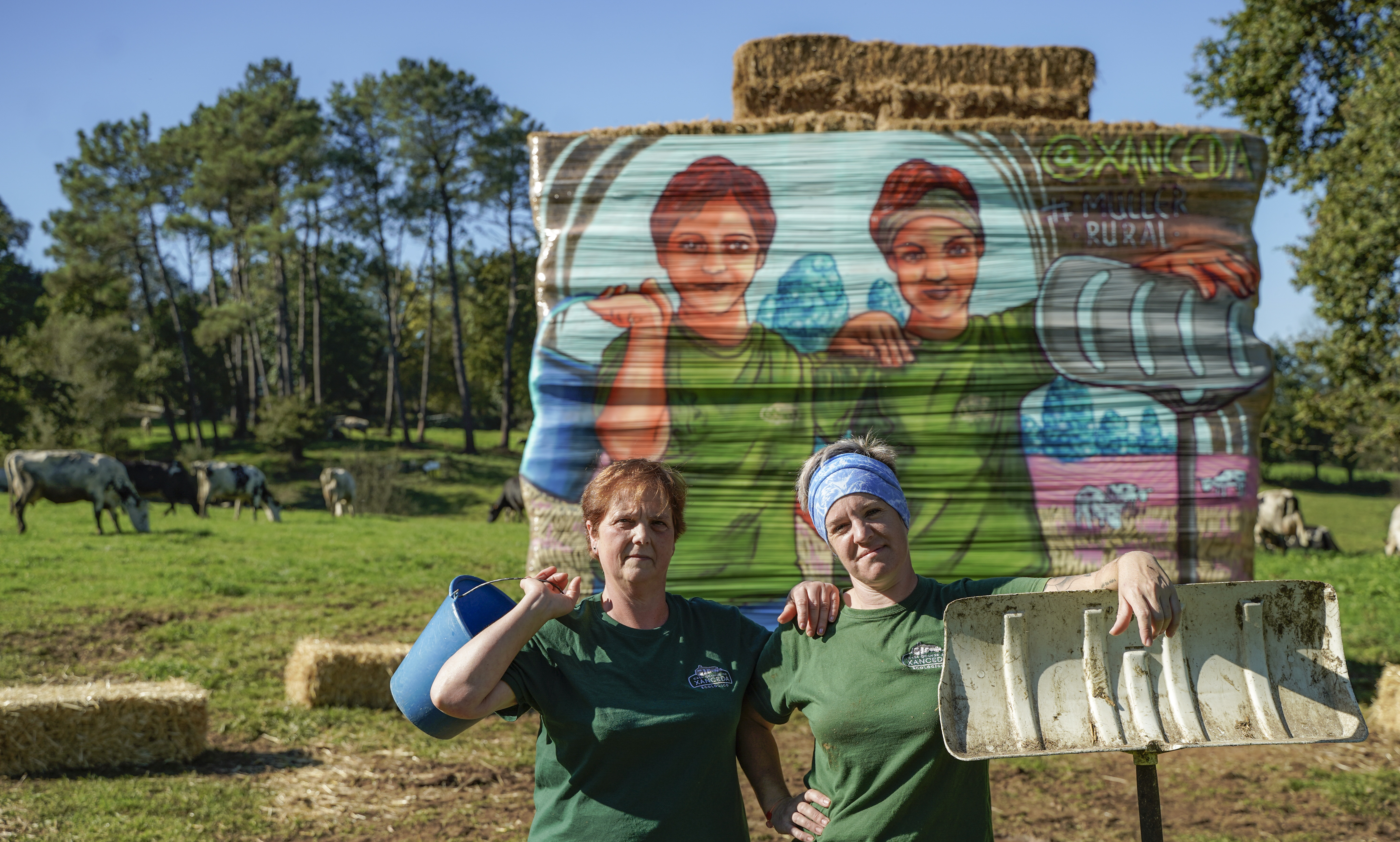 Un graffiti gigante de hierba seca para visibilizar a la mujer rural