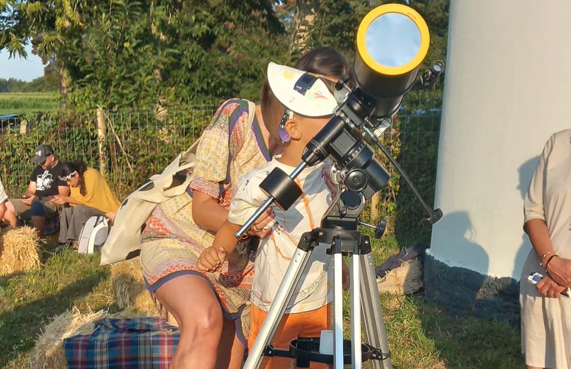 Eclipse entre Vacas en Casa Grande de Xanceda